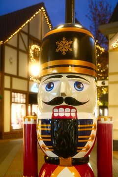 Nusskacker Figur auf dem Weihnachtsmarkt mit  Weihnachtlicher Beleuchtung