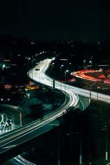 longa exposi&ccedil;&atilde;o de avenida movimentada de noite