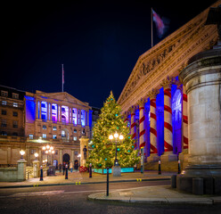 Obraz premium Christmas tree near Bank of England and Royal Exchange in the City of London