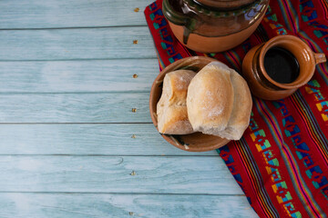 Pan de sal para rellenar sobre plato, torta o telera, para acompañar desayuno mexicano