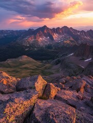 Naklejka premium Sun sets behind majestic peaks, casting a warm glow over rugged terrain and valleys, highlighting nature's beauty and tranquility. Generative AI