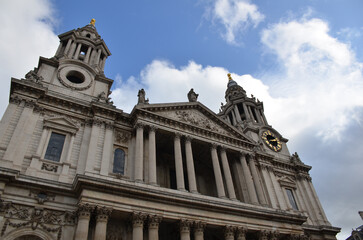 Fototapeta premium London, England, United Kingdom - October 2024: View of the facade of Saint Paul's cathedral