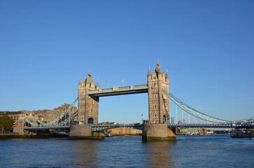 Obraz premium London, England, United Kingdom - October 2024: Tower Bridge is a bascule, suspension bridge built between 1886 and 1894. One of the prominent symbols of the United Kingdom.