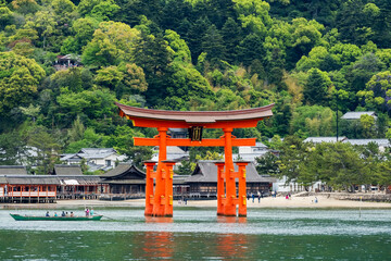 世界遺産・日本三景厳島神社大鳥居　広島県廿日市市宮島