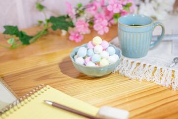 勉強道具と一緒に準備されたコーヒーとラムネ