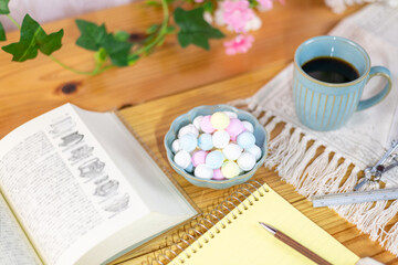 勉強のお供に準備された眠気覚まし用のコーヒーと脳内活性化用のラムネ