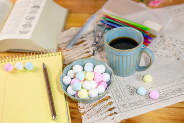 勉強道具と一緒に準備した目覚まし用コーヒーと脳内活性化用のラムネ