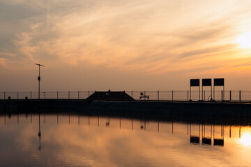 Obraz premium Beautiful sunrise or sunset in the morning with silhouette objects