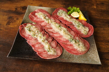 刻みネギとごま油の風味豊かな牛たん塩