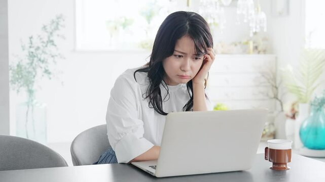女性、ノートパソコン、ビジネス、悩む、PC、日本人、オフィス、考える、不満、疑問、悩み、困る、トラブル、問題、カフェ、仕事、転職、ストレス、疲労、落ち込む、がっかり、残念、緊張、プレッシャー、心配、不安、憂うつ、失敗、後悔、悔しい、クレーム、副業、在宅ワーク、部屋、若い、20代、嫉妬、挫折、うんざり、ネガティブ、表情、イライラ、ニュース、インターネット、オンライン、web、DX、難しい、主婦、人物