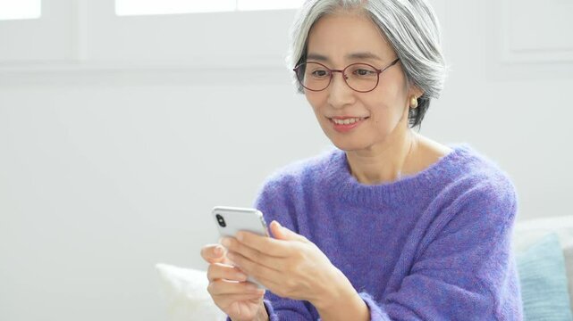 スマホ、シニア、女性、スマートフォン、日本人、アプリ、笑顔、SNS、メール、ポイント、キャンペーン、クーポン、検索、高齢者、お年寄り、シルバー、割引、DX、IT、ユーザー、料金、値下げ、コピースペース、広告、マッチング、ライフスタイル、リビング、住宅、暮らし、住まい、相続、保険、眼鏡、老眼、老眼鏡、アンチエイジング、老化、加齢、60代、カジュアル、おしゃれ、通信、インターネット、web、オンライン