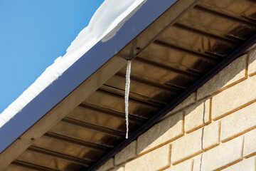 Fototapeta premium A roof with icicles hanging from it