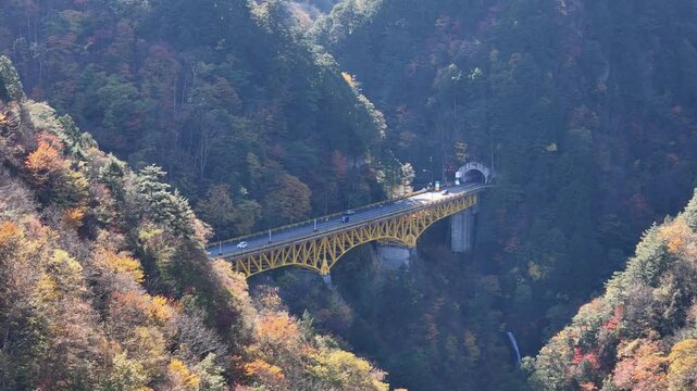 紅葉に染まる奥秩父、豆焼橋・雁坂大橋をドローンで撮影しました。