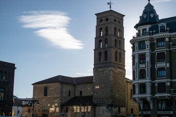 Fototapeta premium Plaza con campanario de iglesia de ladrillos de León, España