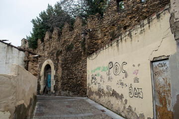 Murallas y calle del casco histórico o antiguo de León, España