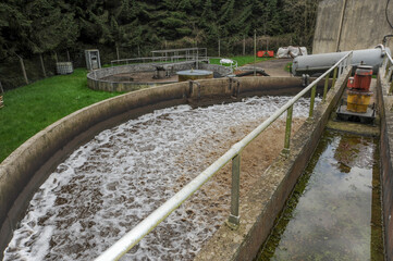 Une petite station d'épuration locale pour une ville de 3000 habitants. Les eaux usées et les eaux de pluie sont récupérées dans un grand bassin avant d'être filtrées. 