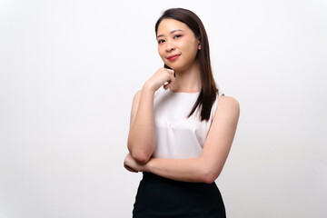 Obraz premium A woman is standing with her arms crossed and a smile on her face