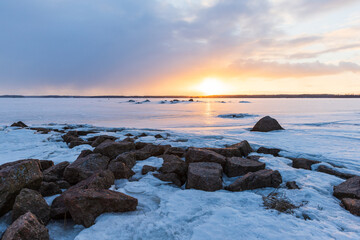 Obraz premium Granite rocks are covered with snow. Winter landscape
