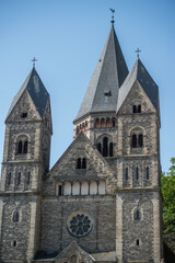 Fototapeta premium plan rapproché sur le temple protestant de Metz, vue de la façade avec les clocher et les toitures avec un ciel bleu