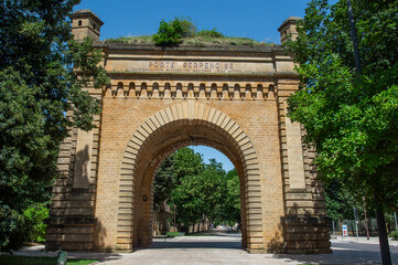 Fototapeta premium La porte Serpenoise à Metz, avec un beau ciel bleu et de la végétation