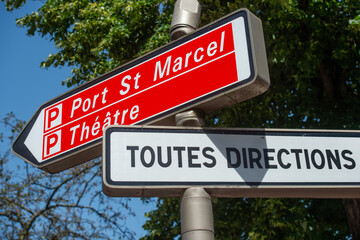 Fototapeta premium deux panneaux indicateurs à Metz direction du port St Marcel et du Théatre dans un sens et toutes directions dans l'autre sens