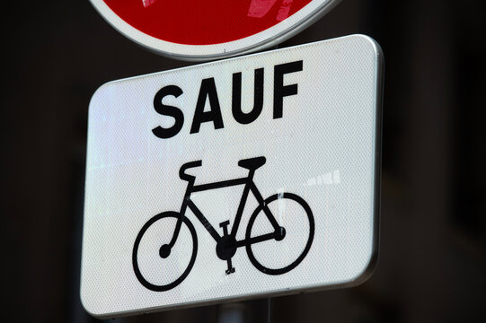panneau routier rue interdite sauf aux v&eacute;los