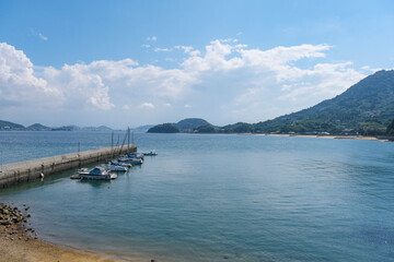 波静かな興居島の海岸線