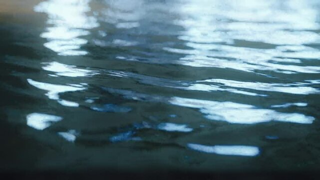 光を反射する水の表面　波の揺らぎ　海・湖・プール・温泉・風呂のイメージ