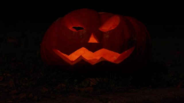 vid&eacute;o avec une t&ecirc;te de citrouille halloween allum&eacute;e par des bougie, apparition d'une citrouille halloween, pour f&ecirc;te