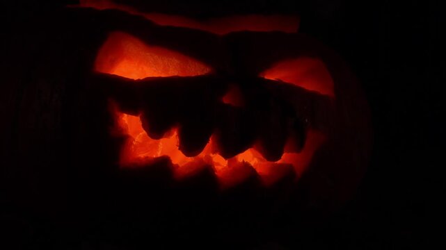 vid&eacute;o avec une t&ecirc;te de citrouille halloween allum&eacute;e par des bougie, vid&eacute;o avec zoom avant lent,  apparition d'une citrouille halloween, pour f&ecirc;tes