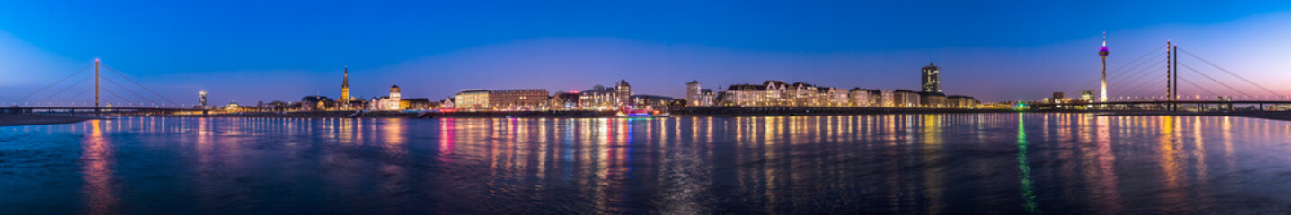 Panorama der Stadt Düsseldorf, Altstadt mit Rheinbrücken und Fernsehturm, Nachtaufnahme,...