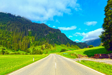 Fototapeta premium Die Lechtalstraße (L 198 / B 198) zwischen Steeg und Warth in Tirol (Österreich)