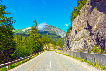 Die Lechtalstraße (L 198 / B 198) zwischen Steeg und Warth in Tirol (Österreich)