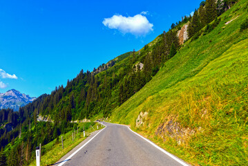 Naklejka premium Die Lechtalstraße (L 198 / B 198) Warth in Richtung Lech am Arlberg (Vorarlberg, Österreich)