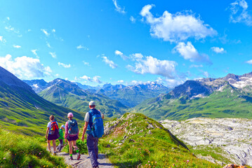 Wandergruppe am R&uuml;fikopf im Lechquellengebirge (Vorarlberg, &Ouml;sterreich) 