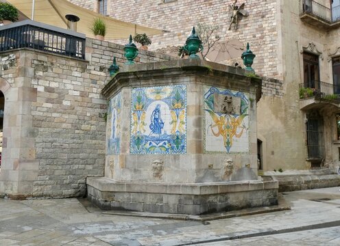 Brunnen mit Mosaik