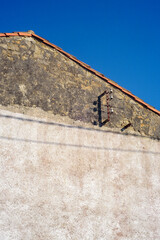 Obraz premium Fusibles en fachada de casa rústica