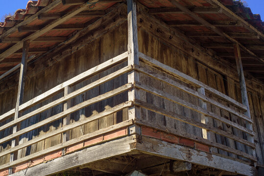 Barandilla de madera en h&oacute;rreo de Asturias