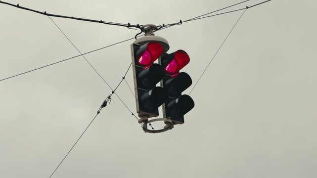 Traffic light turns from yellow to red
