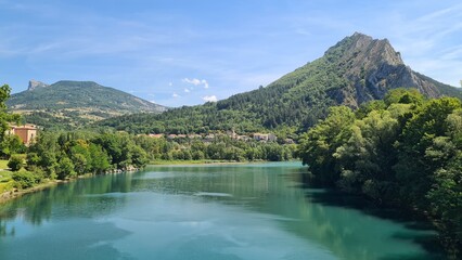 Obraz premium Le Rocher de la Baume et la Durance vus depuis le pont sur le Buech de Sisteron