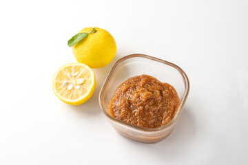 白背景に柚子味噌