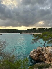 Eine Bucht auf Mallorca bei Sonnenuntergang 