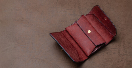 コピースペース　ワインレッドの革財布