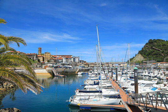 getaria pueblo puerto mar&iacute;timo con barcos rat&oacute;n azul pa&iacute;s vasco 4M0A0142-as24