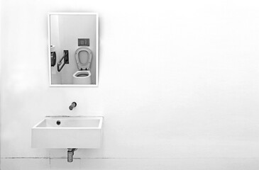 cuarto de baño para minusválidos lavabo espejo váter inodoro reflejado blanco  4M0A0795-as24