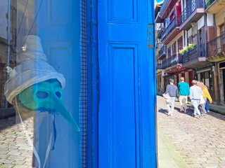 máscara de carnaval detrás de una ventana hondarribia fuenterrabía pueblo  país vasco IMG_5210-as24
