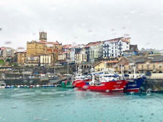 getaria pueblo puerto con barcos lloviendo país vasco IMG_5644-as24