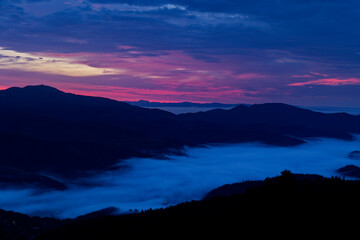 Lever de soleil sous la brume