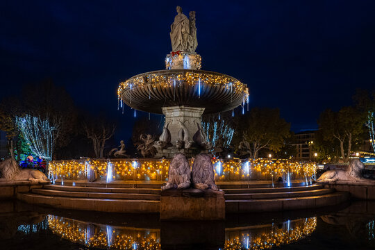 Fontaine de la rotonde illumin&eacute;e de nuit