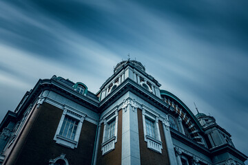 青空と長秒露光が描き出す歴史的建築物の威厳
The Majesty of a Historical Building Framed by Long-Exposure Skies